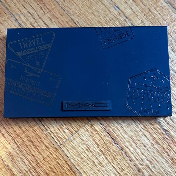 MAC Travel Exclusive Eyeshadow Palette in 18k Rose Gold